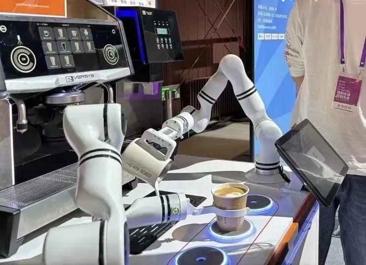 石景山崛起 人形機(jī)器人產(chǎn)業(yè)基地引領(lǐng)智能機(jī)器人研發(fā)新浪潮